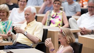 Eine junge Besucherin bei der Zaubershow von Magier Torsten Strotmann im Plenarsaal