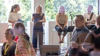 Alexandra Gondorf und Astrid Meisoll führen auf der SWR-Bühne durch das Programm.