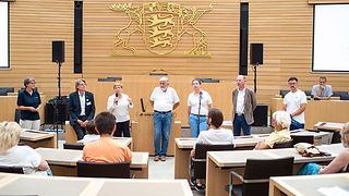 Abgeordnete beantworten Fragen von Besuchern im Plenarsaal