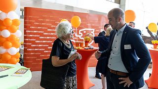 Tim Bückner (CDU) im Gespräch mit einer Besucherin