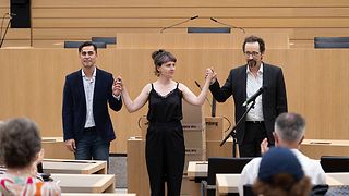 rfan Kars, Holger Schlosser und Noemi Fulli unterhalten mit einem künstlerischen Beitrag unter dem Titel Das Grundgesetz – Provisorium mit Ewigkeitsklausel.