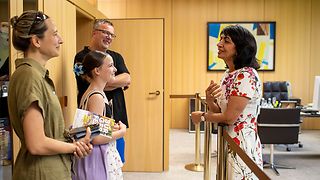 Landtagspräsidentin Aras mit Besuchern in ihrem Dienstzimmer