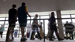 Besucher auf der Galerie im Haus des Landtags