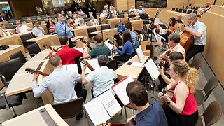 Das Mandolinen- und Gitarrenorchester Ötigheim unter der Leitung von Dr. Alexander Becker MdL stimmt das Publikum musikalisch ein.