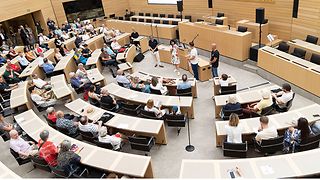 Landtagspräsidentin Muhterem Aras im Interview mit Chris Fleischhauer (Hitradio antenne 1), Dominic „Gebi“ Gebauer (Radio 7) und Barbara Schlegel (RADIO REGENBOGEN).