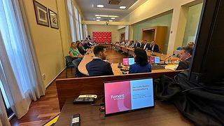 Abgeordneten und Aras sitzen im Saal