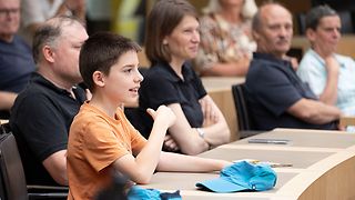 Ein junger Besucher verfolgt des Geschehen im Plenarsaal