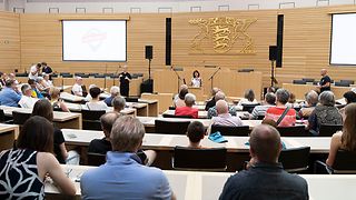 Landtagspräsidentin Muhterem Aras eröffnet das Bürgerfest im Plenarsaal und heißt alle Gäste willkommen.