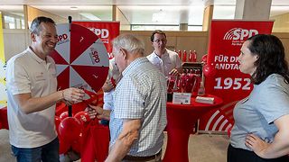 Nicolas Fink (SPD) im Gespräch mit einem Besucher