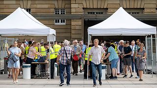 Taschenkontrolle am Eingang zum Landtagsgebäude