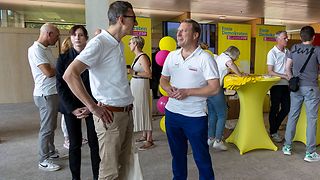 Nico Weinmann (FDP/DVP) im Gespräch mit einem Besucher