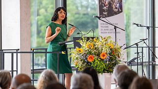 Aras spricht am Podium