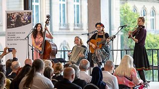 Band spielt auf Bühne