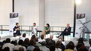 Podiumsdiskussion auf der Bühne