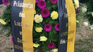 Der Kranz der Landtagspräsidentin mit dem Text "In Trauer und wachsamer Erinnerung"