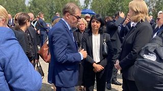 Landtagspräsidentin Muhterem Aras im Gespräch mit Romani Rose, Vorsitzender des Zentralrats Deutscher Sinti und Roma, und Bundestagspräsidentin Bärbel Bas.