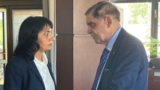 Romani Rose, Vorsitzender des Zentralrats Deutscher Sinti und Roma und Landtagspräsidentin Aras im Gespräch