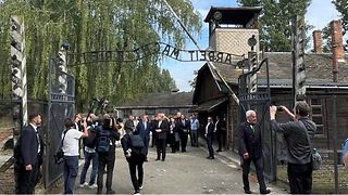 Die Teilnehmer vor dem Tor zur des Lagers