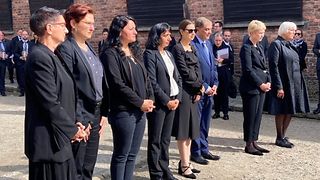 Stilles Gedenken in Auschwitz mit Claudia Roth, Staatsministerin für Kultur und Medien, Manuela Schwesig, Bundesratspräsidentin, Romani Rose, Vorsitzender des Zentralrats Deutscher Sinti und Roma, Dotschy Reinhardt, stellvertretende Vorsitzende des Zentralrats Deutscher Sinti und Roma, Ferda Ataman, Bundesbeauftragte für Antidiskriminierung sowie den Bundestagsabgeordneten Lamya Kaddor und Simona Koß (v. r.).
