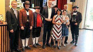 Landtagspräsidentin Aras, Fraktionsvorsitzender Andreas Schwarz und Abgeordnete Dr. Natalie Pfau-Weller mit trachttragenden Teilnehmern des Vinzenzifests.