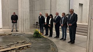 Landtagsabgeordnete bei Kranzniederlegung in Krypta