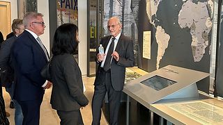 Aras bei Führung durch das Museum