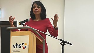 Landtagspräsidentin Aras bei ihrer Rede auf dem Podium