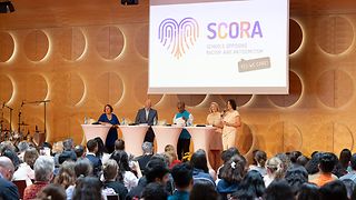 Die Teilnehmerinnen und Teilnehmer der Gesprächsrunde auf dem Podium