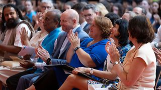 Kultusministerin Schopper und Landtagspräsidentin Aras applaudieren im Publikum