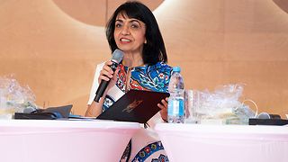 Landtagspräsidentin Aras hält ihre Rede auf dem Podium