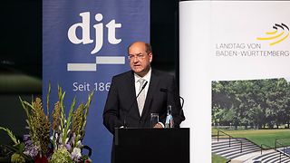 Prof. Dr. Malte Graßhof, Vorsitzender des Ortsausschusses des 74. djt und Präsident des VerfGH sowie VGH BW auf dem Podium