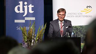 Der Präsident des 74. djt und Richter des BVerfG, Prof. Dr. Henning Radtke auf dem Podium