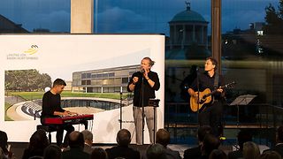 Die Gruppe SteakE auf der Bühne im Landtag