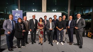 Gruppenbild mit Teilnehmerinnen und Teilnehmern