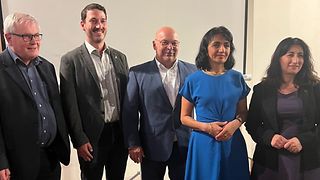 Gruppenbild mit Teilnehmerinnen und Teilnehmern