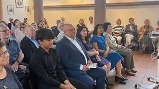 Publikum der Veranstaltung u.a. Landtagspräsidentin Aras folgen einer Rede auf dem Podium