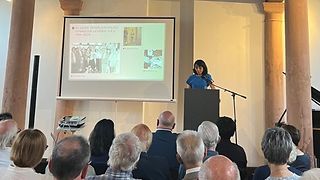 Landtagspräsidentin Aras spricht ein Grußwort auf dem Podium