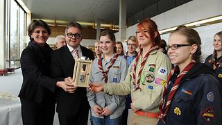 Beigefüges Foto von der Übergabe des Friedenslichtes zeigt Landtagspräsident Guido Wolf (2.v.l.) und Landtagsvizepräsidentin Lösch (1.v.l.) mit dem von Pfadfinderinnen und Pfadfindern überreichten Friedenslicht aus Bethlehem.