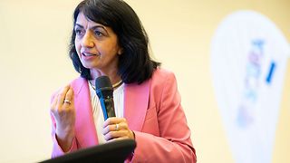 Aras spricht ins Mikrofon