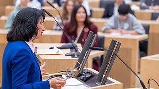 Frau Aras hält eine Rede