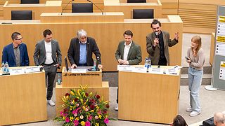 Die Abgeordneten hören zu