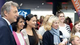 Aras hört gespannt zu