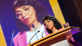 Aras spricht ins Mikrofon