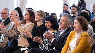 Muhterem Aras und weitere Teilnehmende applaudieren