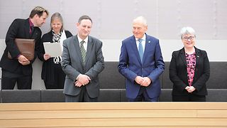 Generalkonsul James C. O´Shea, Botschafterin Maeve Collins und Honorargeneralkonsul Dr. Wolfgang Häfele auf der Besuchertribüne im Plenarsaal