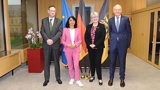 Generalkonsul James C. O´Shea, Landtagspräsidentin Muhterem Aras, Botschafterin Maeve Collins und Honorargeneralkonsul Dr. Wolfgang Häfele im Dienstzimmer der Präsidentin