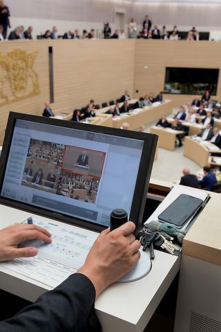 Bildschirm der Regie im Plenarsaal