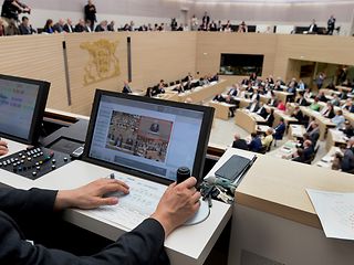 Bildschirm der Regie im Plenarsaal