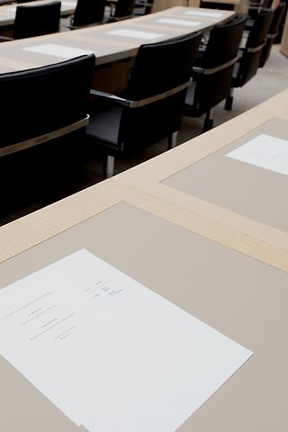 Dokumente auf den Abgeordnetentischen im Plenarsaal