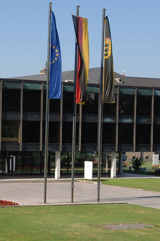 Außenansicht des Landtagsgebäudes mit den Flaggen der Europäischen Union, der Bundesrepublik Deutschland und des Landes Baden-Württemberg